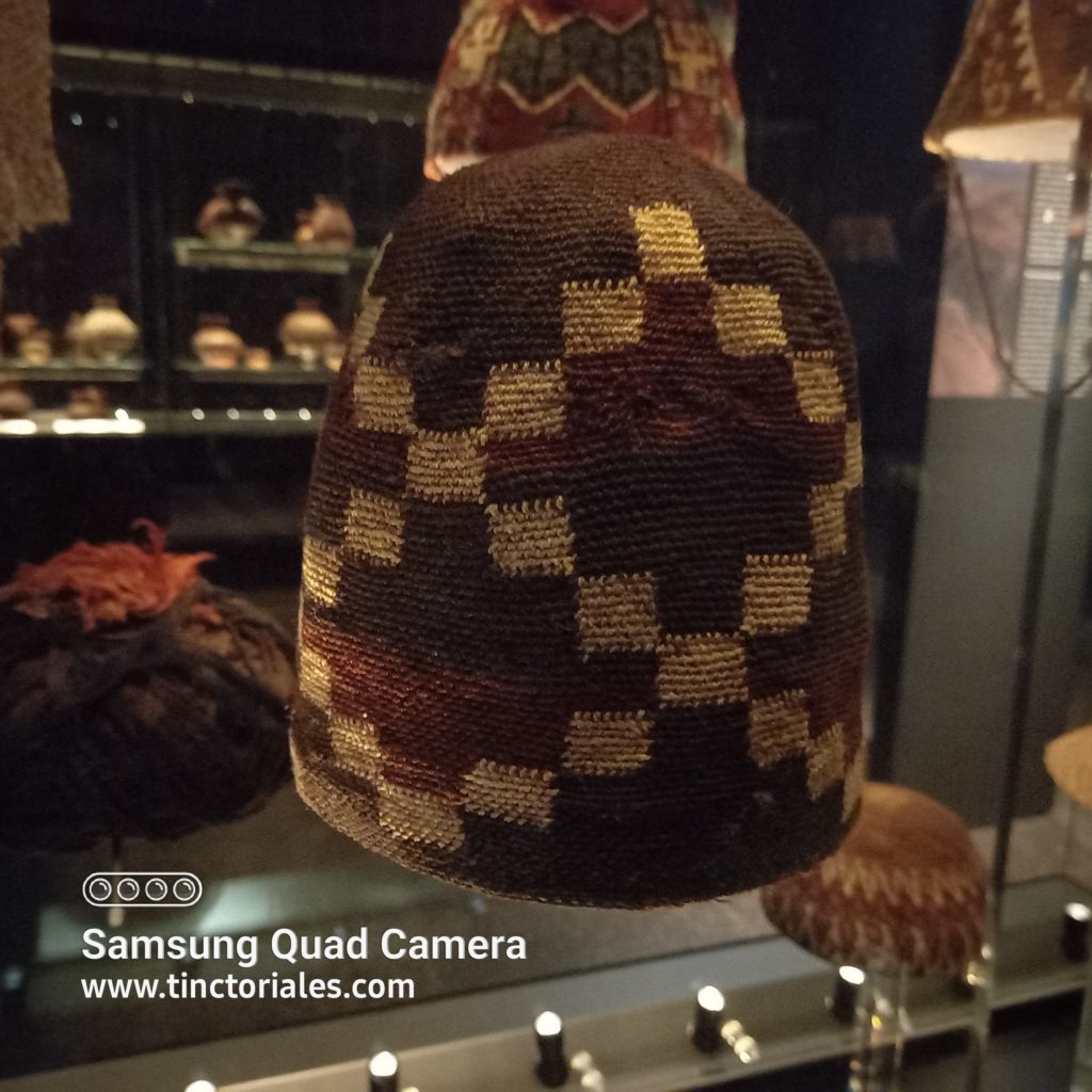 Gorro bicolor del Museo de Arte Precolombino de Santiago de Chile