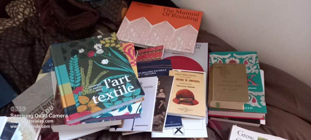 Algunos libros sobre textiles, cosecha del último viaje a Europa