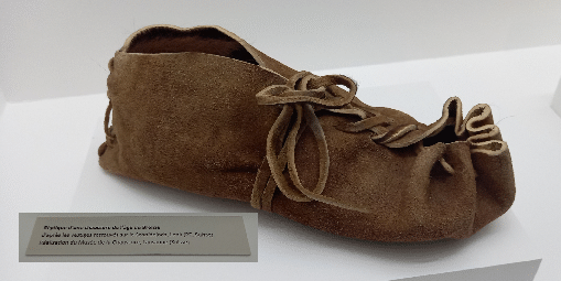 Zapatos vistos en el Museo de la Prehistoria de Nemours, Francia